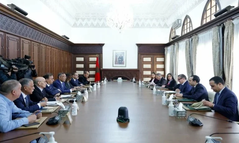 اتفاق بين الحكومة والمركزيات النقابية بشأن زيادة عامة في أجور العاملين بالقطاع العام بمبلغ 1000 درهم صافية شهريا (رئيس الحكومة)