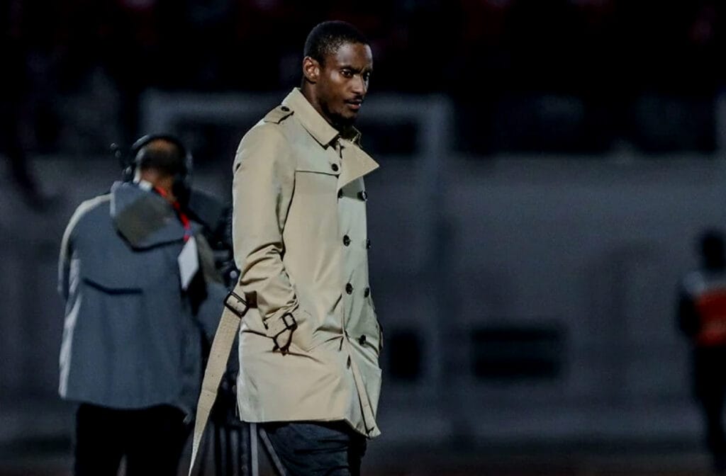 “الوداد يدين التصرفات العنصرية ضد مدربه ويطالب باتخاذ إجراءات ضد سلوكيات غير أخلاقية”