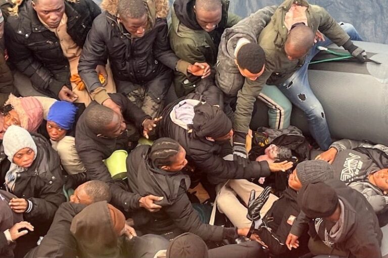 مولود يرى النور على قارب مهاجرين بين المغرب وجزر الكناري.