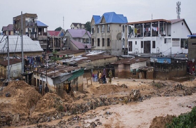 مأساة في الكونغو: انهيار منجم ذهب يقتل نحو 100 عامل