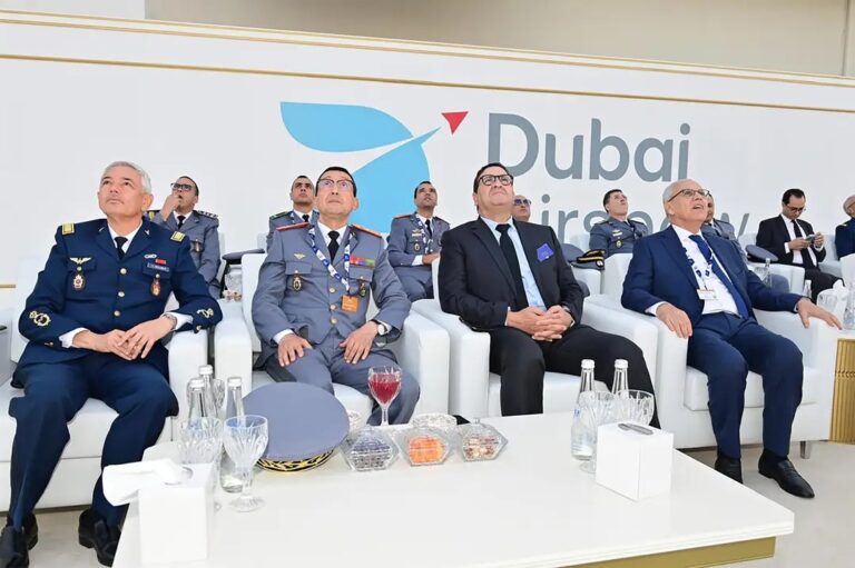 وفد رفيع من القوات المسلحة الملكية يزور معرض دبي للطيران بأوامر ملكية سامية