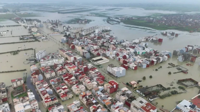 جلالة الملك محمد السادس يأمر بصرف مساعدات مالية تصل إلى 140 ألف درهم لمتضرري الفيضانات