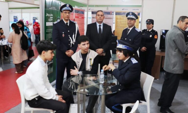 رواق المديرية العامة للأمن الوطني يخطف الأضواء في ملتقى الإعلام والتوجيه بـ خريبكة