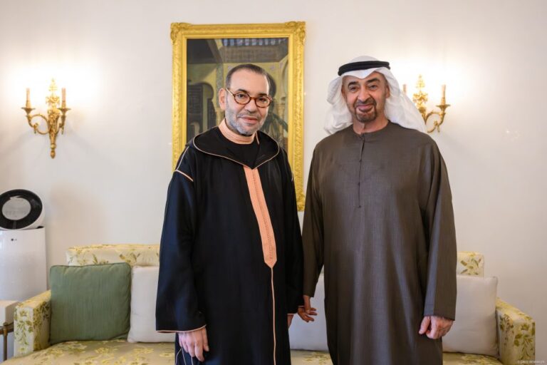 لقاء أخوي رفيع بين الملك محمد السادس ومحمد بن زايد آل نهيان لتعزيز التعاون الاستراتيجي