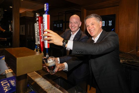 FIFA و AB InBev تجددان شراكتهما العالمية حتى عام 2030 استعداداً لبطولات تاريخية