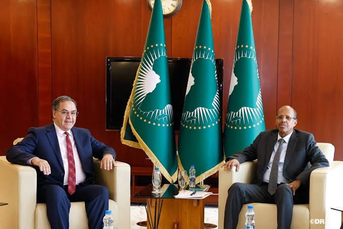 رئيس مفوضية الاتحاد الإفريقي يشيد بدور المغرب في تعزيز العمل الإفريقي المشترك